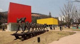 피카소와 건축 거장을 만나는 양주 아트 산책 < 국내 여행 < 기사본문... 떨어진 거대한 예술 상자!”...피카소와 건축 거장을 만나는 양주 아트 산책
