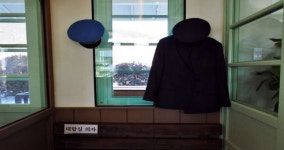 “기차 기다리며 마시는 크림 커피 한 잔!”...레트로 감성 가득한 간이역의 변신 < 국내 여행 < 기사본문 - 여행톡톡 “기차 기다리며 마시는 크림... 