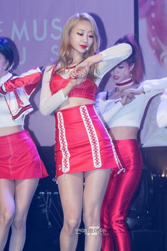 [포토]나인뮤지스 A 경리, '오른쪽 얼굴이 더 예뻐요~' < 갤러리 < 기사본문 - 연예투데이뉴스 [포토]나인뮤지스 A 경리, '오른쪽 얼굴이 더 예뻐요~'