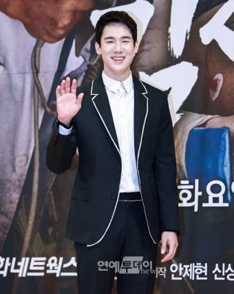 유연석, 킹콩by스타쉽과 재계약 체결! '10년 의리 지속' < 연예 < 기사본문 - 연예투데이뉴스 유연석, 킹콩by스타쉽과 재계약 체결! '10년 의리...