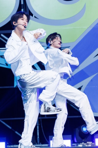 [today포토] TNX(더뉴식스) 은휘, '다 함께 킥 잇' < 갤러리 < 기사본문 - 연예투데이뉴스 [today포토] TNX(더뉴식스) 은휘, '다 함께 킥 잇'