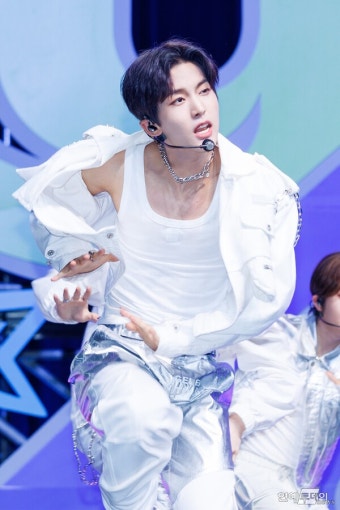 [today포토] TNX(더뉴식스) 은휘,’거침없는 무대’ < 갤러리 < 기사본문 - 연예투데이뉴스 [today포토] TNX(더뉴식스) 은휘,’거침없는 무대’