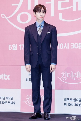 [today포토] 이준호,’치명적 슈트 패션' < 갤러리 < 기사본문 - 연예투데이뉴스 [today포토] 이준호,’치명적 슈트 패션'