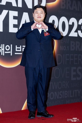 [today포토] 고규필, ’새 신랑의 하트’ < 갤러리 < 기사본문 - 연예투데이뉴스 [today포토] 고규필, ’새 신랑의 하트’