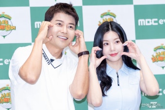 [today포토] 전현무 - 권은비 ,’해 맑은 볼 하트’ < 갤러리 < 기사본문 - 연예투데이뉴스 [today포토] 전현무 - 권은비 ,’해 맑은 볼 하트’