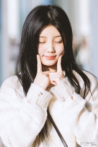 [today포토] 아일릿 원희, '주머니에 간직하고 싶은 큐티' < 갤러리 < 기사본문 - 연예투데이뉴스 [today포토] 아일릿 원희, '주머니에 간직하고...