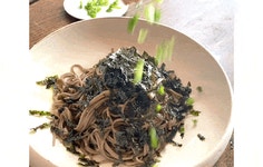 한번 맛보면 바로 중독되는 고소함의 끝판왕! 고메공방 들기름막국수!