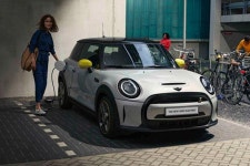 MINI, 순수전기차 ‘MINI 일렉트릭’ 출시... 복합 주행 거리는 159km