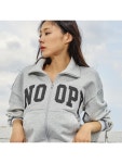하프클럽 클라이드엔 스누피 레터링 하이넥 집업 FNDTS974F