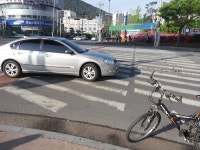 4차선 큰도로횡단보도에서 차랑박았네요 - 뽐뿌:자전거포럼 4차선 큰도로횡단보도에서 차랑박았네요