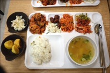 오늘자 점심 구내식당.jpg - 뽐뿌:자유게시판 오늘자 점심 구내식당.jpg