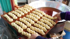 음식, 부천자유시장 - 뽐뿌:맛집포럼 쫄깃하고 바삭한 500원 찹쌀꽈배기, 팥도너츠 - 한국 길거리 음식, 부천자유시장