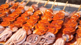 [4K] 오징어순대 안에 흑돼지 완자를 넣은 통오징어 한마리 꼬치 구이 - 뽐뿌:맛집포럼 [4K] 오징어순대 안에 흑돼지 완자를 넣은 통오징어... 