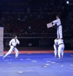 태권도 540도 회전 발차기 격파 시범.gif - 뽐뿌:유머/감동 태권도 540도 회전 발차기 격파 시범.gif