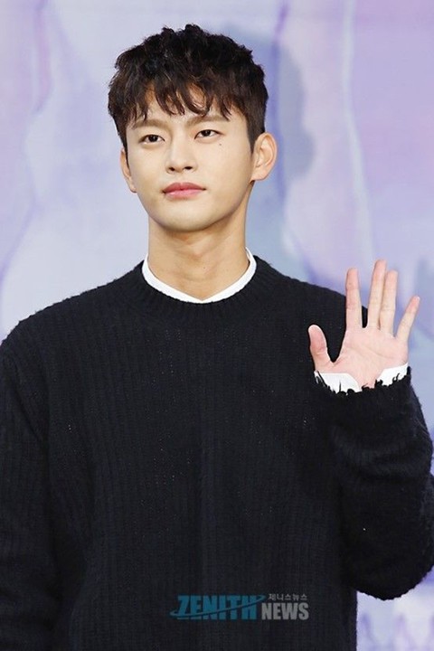 서인국X안재현, 밀착된 스킨십으로 월드게이 커플 등극! 호흡까지 완벽한 화보 현장 공개