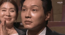지현우 연기대상 타는 순간 욕하려던 사람들 숙연해지게 만든 장면...gif - 뽐뿌:자유게시판 지현우 연기대상 타는 순간 욕하려던 사람들... 