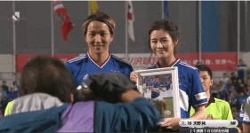 어제 토트넘 상대로 골 넣은 일본선수 부인 미모 ㄷㄷ..gif - 뽐뿌:자유게시판 어제 토트넘 상대로 골 넣은 일본선수 부인 미모 ㄷㄷ..gif