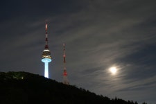 남산타워와 옆에 떠있는 달 입니다. - 뽐뿌:사진/카메라 남산타워와 옆에 떠있는 달 입니다.