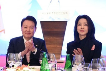 대통령실이 올린 사진 - 취리히 공항 도착, 스위스 동포 초청 만찬 간담회 - 뽐뿌:정치자유게시판 대통령실이 올린 사진 - 취리히 공항 도착...