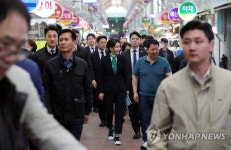 김건희씨 대전시장 혼자방문(근데 왜 타이색이 신천지색?) - 뽐뿌:자유게시판 김건희씨 대전시장 혼자방문(근데 왜 타이색이 신천지색?)