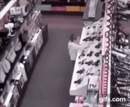 마트 전자제품 코너 대참사 ㄷ..GIF - 뽐뿌:유머/감동 마트 전자제품 코너 대참사 ㄷ..GIF