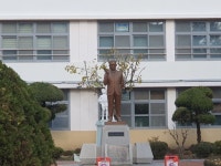 구미 초등학교내 박정희전대통령 동상 - 뽐뿌:자유게시판 구미 초등학교내 박정희전대통령 동상