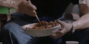자장면 먹는 차은우 ㄷ GIF - 뽐뿌:자유게시판  자장면 먹는 차은우 ㄷ GIF