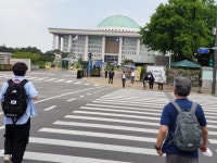  국회정문 앞 1인시위 시작 - 뽐뿌:자유게시판  국회정문 앞 1인시위 시작