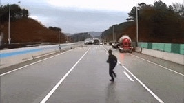 레전드로 남은 블랙아이스 교통사고 ㄷㄷ.gif - 뽐뿌:자유게시판 레전드로 남은 블랙아이스 교통사고 ㄷㄷ.gif