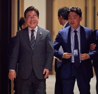 엄청 초췌해진 강훈식 비서실장 - 뽐뿌:자유게시판  엄청 초췌해진 강훈식 비서실장