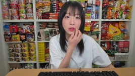간식창고 배경으로 라방중인 쯔양.jpg - 뽐뿌:자유게시판 간식창고 배경으로 라방중인 쯔양.jpg