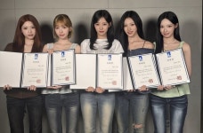 리센느 수원시 홍보대사 위촉장 사진 - 뽐뿌:자유게시판  리센느 수원시 홍보대사 위촉장 사진