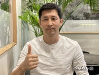 마이크 잡은 용대사르 김용대, 골키퍼 장갑 대신 볼펜과 메모지를... 잡은 용대사르 김용대, 골키퍼 장갑 대신 볼펜과 메모지를 들다... 