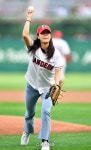 로라스포츠 | '오버핸드 시구' 유효주[포토] - 뽐뿌:스포츠뉴스 '오버핸드 시구' 유효주[포토]