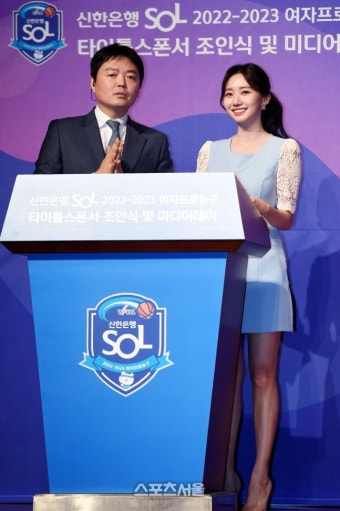 [포토] 여자프로농구 미디어데이 사회보는 김기웅-윤수빈 아나 - 뽐뿌:스포츠뉴스 [포토] 여자프로농구 미디어데이 사회보는 김기웅-윤수빈 아나