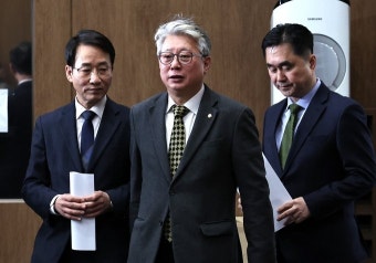‘원칙과상식’ 탈당, 윤영찬은 잔류…김영주 설득에 “당 역사 지킬 것” - 뽐뿌:정치/경제뉴스 ‘원칙과상식’ 탈당, 윤영찬은 잔류…김영주...