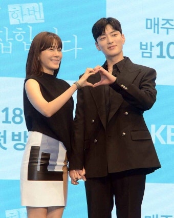 [SW포토]김하늘-장승조,'손 꼭 잡고 하트' - 뽐뿌:방송/연예뉴스 [SW포토]김하늘-장승조,'손 꼭 잡고 하트'