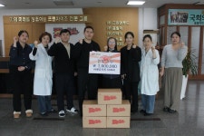 훌랄라참숯치킨, 인보가정·요한의집 후원금 전달 - 뽐뿌: “치킨 한 조각에 담긴 사랑”… 훌랄라참숯치킨, 인보가정·요한의집 후원금 전달