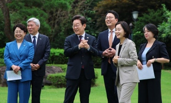 李, 野 5당과 오찬… 조국 사면 건의엔 침묵 [李대통령 취임 30일 회견]... 李, 野 5당과 오찬… 조국 사면 건의엔 침묵 [李대통령 취임 30일 회견]