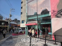 화면 밖 나온 무신사·에이피알…핵심 상권 체험 성지 구축 - 뽐뿌:뉴스게시판 화면 밖 나온 무신사·에이피알…핵심 상권 체험 성지 구축