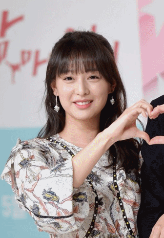 패션계의 걸 크러쉬, 김지원의 다재다능한 매력에 주목!