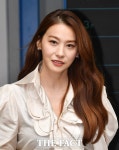 우아한 분위기 뽐내는 유인영 [TF사진관] - 뽐뿌:방송/연예뉴스  우아한 분위기 뽐내는 유인영 [TF사진관]