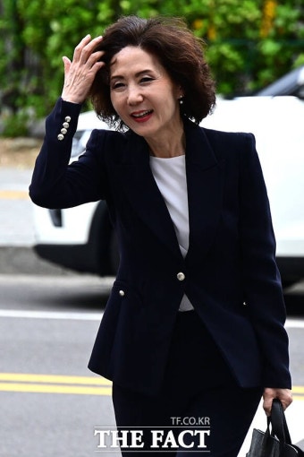 미소짓는 이진숙 사회부총리 겸 교육부 장관 후보자 [TF사진관] - 뽐뿌:정치/경제뉴스  미소짓는 이진숙 사회부총리 겸 교육부 장관 후보자...