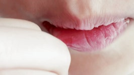 칙칙한 입술에 생기 담는 순수 비타민C 립세린 틴트 by 제이와이비 인 라이프