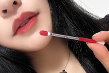 휴대가 간편한 위생적인 신개념 소시에떼 원데이 원터치 면봉형 립틴트