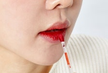 휴대가 간편한 위생적인 신개념 소시에떼 원데이 원터치 면봉형 립틴트