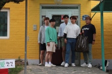 멜론매거진>멜론 여름을 빛나게 해줄 윤딴딴 휴가철 도로 위 뮤직비디오 작업기 공개!