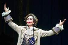 멜론매거진>멜론 부자들의 낙원은 가난한 이들의 지옥으로 세워진 것이다 – 웃는남자 관람 후기