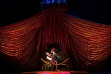 멜론매거진>멜론 부자들의 낙원은 가난한 이들의 지옥으로 세워진 것이다 – 웃는남자 관람 후기