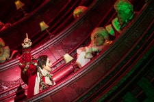 멜론매거진>멜론 부자들의 낙원은 가난한 이들의 지옥으로 세워진 것이다 – 웃는남자 관람 후기